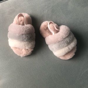 Uggs girl todler pink slippers sandals. Preowned very good conditions.